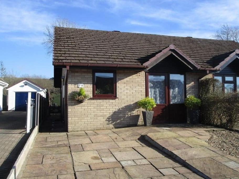 Riverside Bungalow - Direct River Access! Ystradgynlais Exterior photo